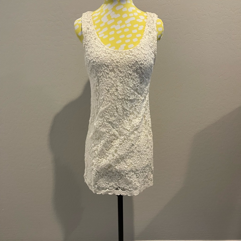White lace sleeveless dress
